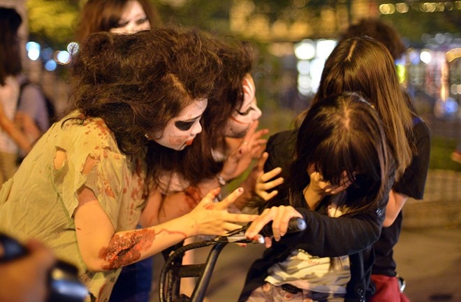 Nguoi lon hu via, tre em khoc thet vi bi doa ma tren pho hinh anh