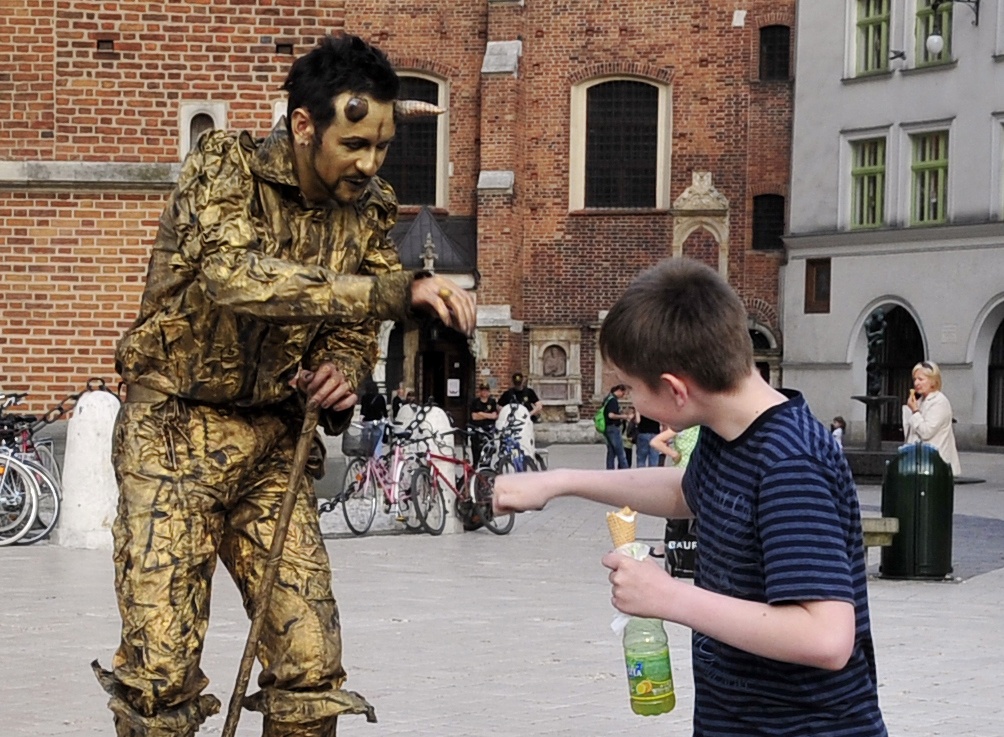 Cac kieu muu sinh du lich o Ba Lan hinh anh