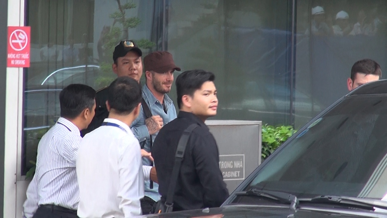 Beckham duoc che chan nghiem ngat o san bay Tan Son Nhat hinh anh