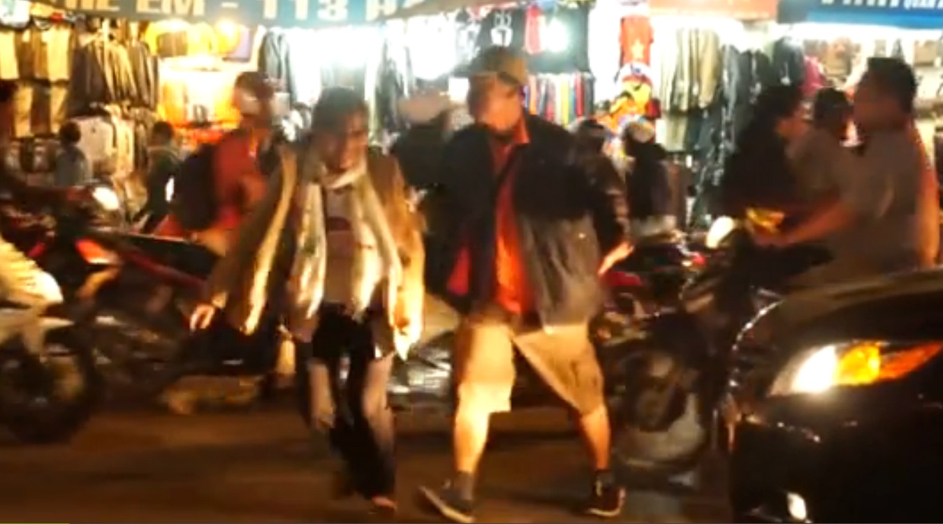 Khach 'Tay' rum nguoi khi sang duong o thu do hinh anh