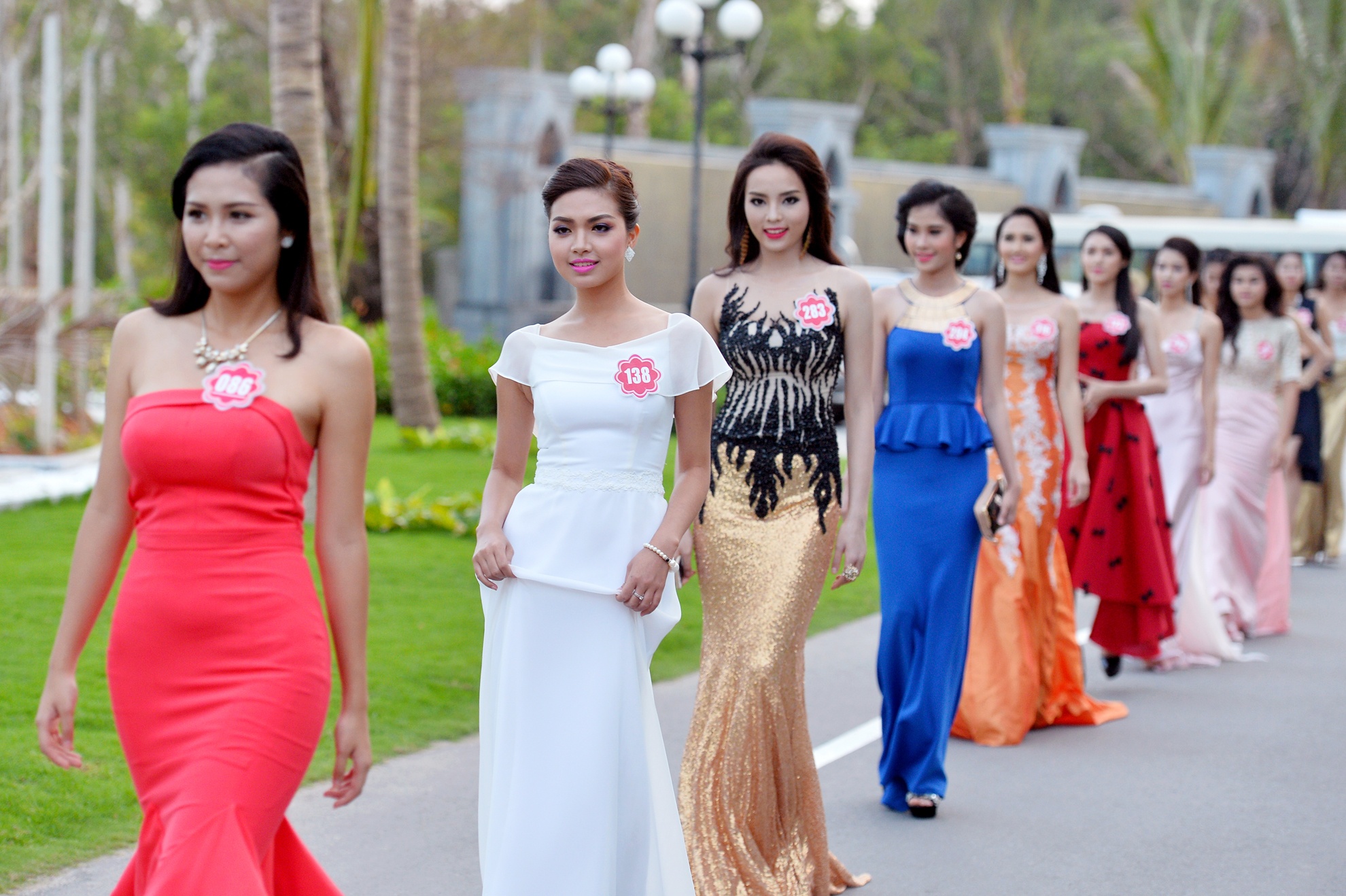 Nguoi dep Hoa hau VN long lay xep hang di du tiec hinh anh