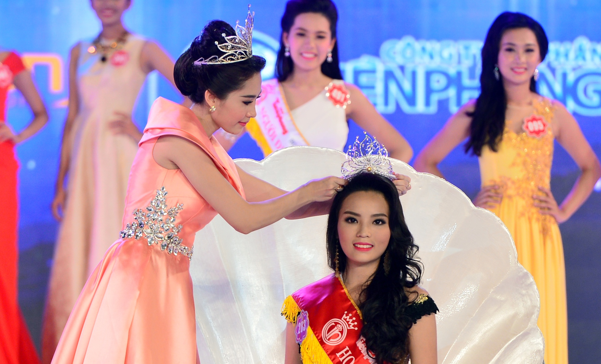 Khoanh khac dang quang Hoa hau VN cua Ky Duyen hinh anh