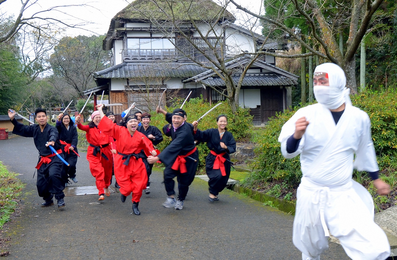 Choi dua vui nhon o cong vien Ninja Nhat Ban hinh anh