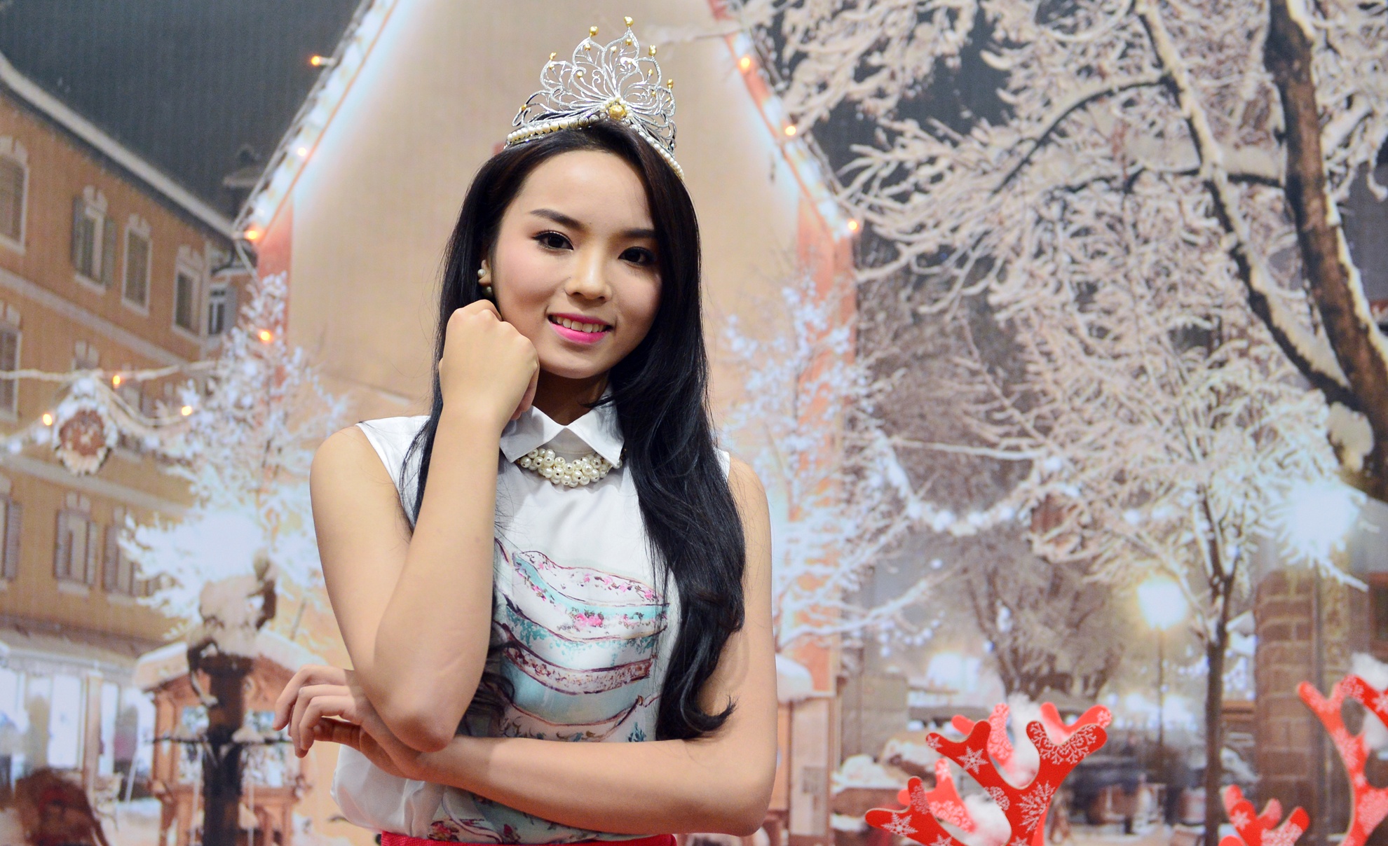 Hoa hau Ky Duyen nhi nhanh chuc mung Giang sinh hinh anh