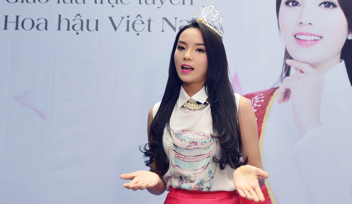 Hoa hau Ky Duyen gui loi chuc Giang sinh doc gia Zing.vn hinh anh