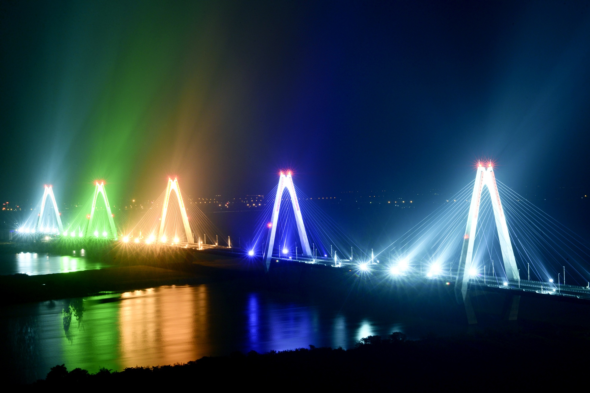 Ban phao hoa thuong xuyen gan cau Nhat Tan moi la y tuong hinh anh