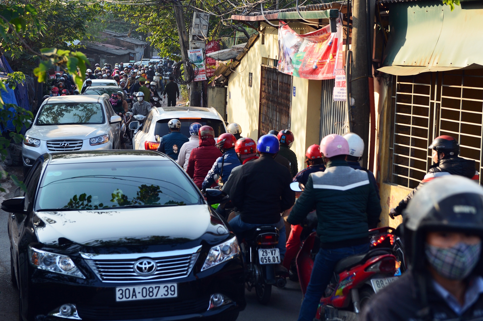 Oto, xe may rong ran vao duong huyet mach ti hon hinh anh