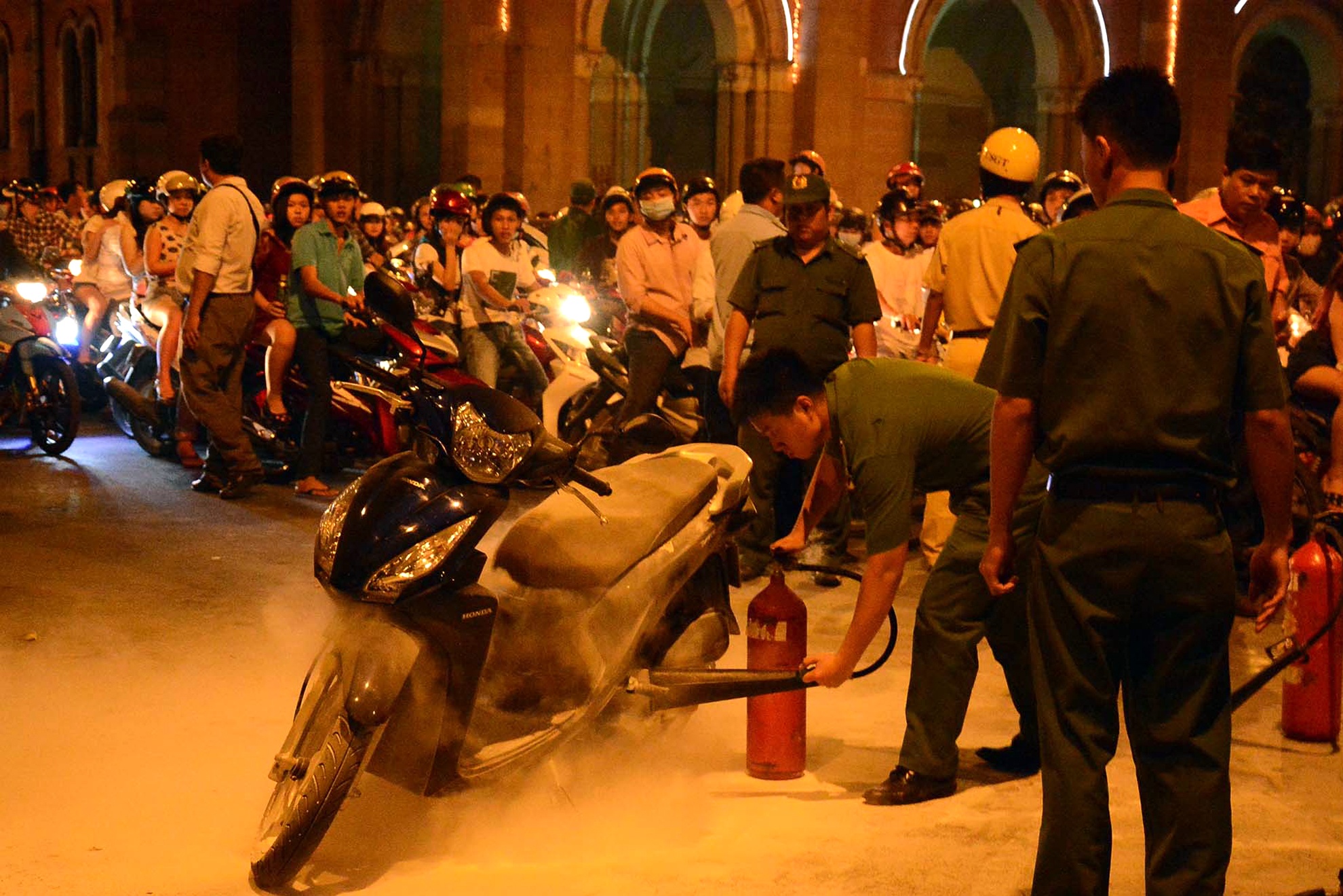 Xe may chay giua dong nguoi di choi Noel Sai Gon hinh anh