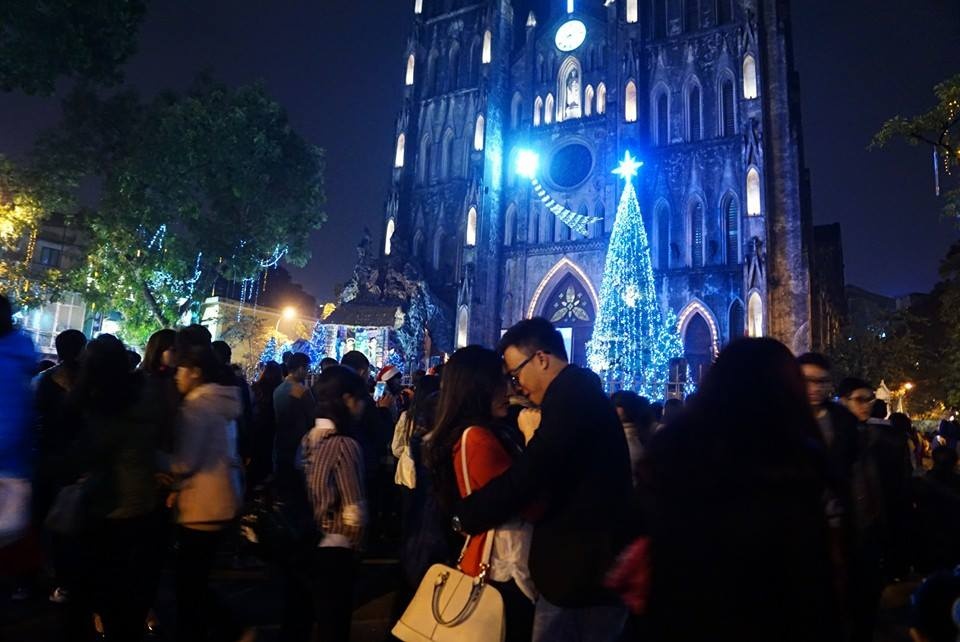 Gioi tre bay to cam xuc o nha tho dem Noel hinh anh