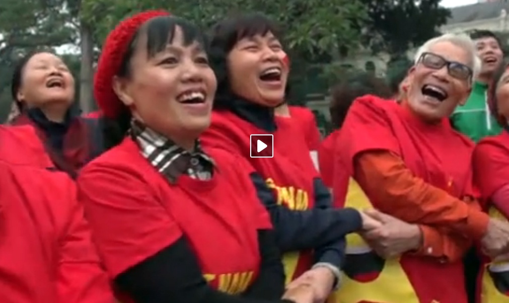 Hang tram nguoi mac trang phuc co To quoc hat cuoi vang hinh anh