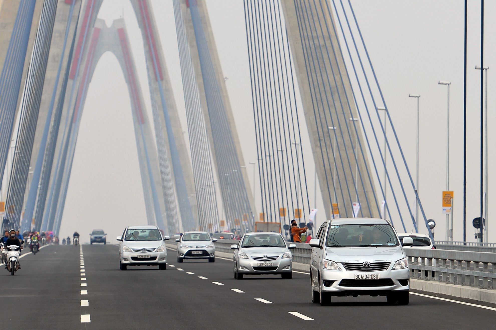 Trai nghiem cung duong ty USD tu Noi Bai ve noi do hinh anh