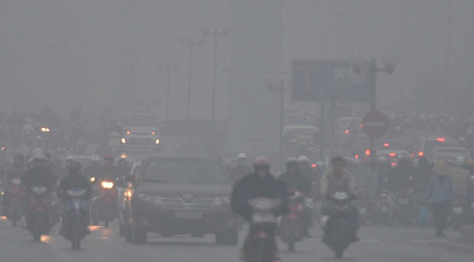 Xe co bat den giua ban ngay vi suong mu day dac hinh anh