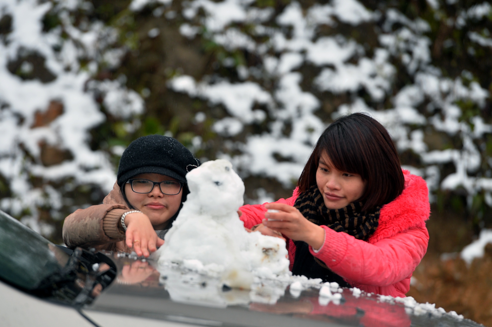 Nhung vi khach may man duoc nghich tuyet Sa Pa hinh anh