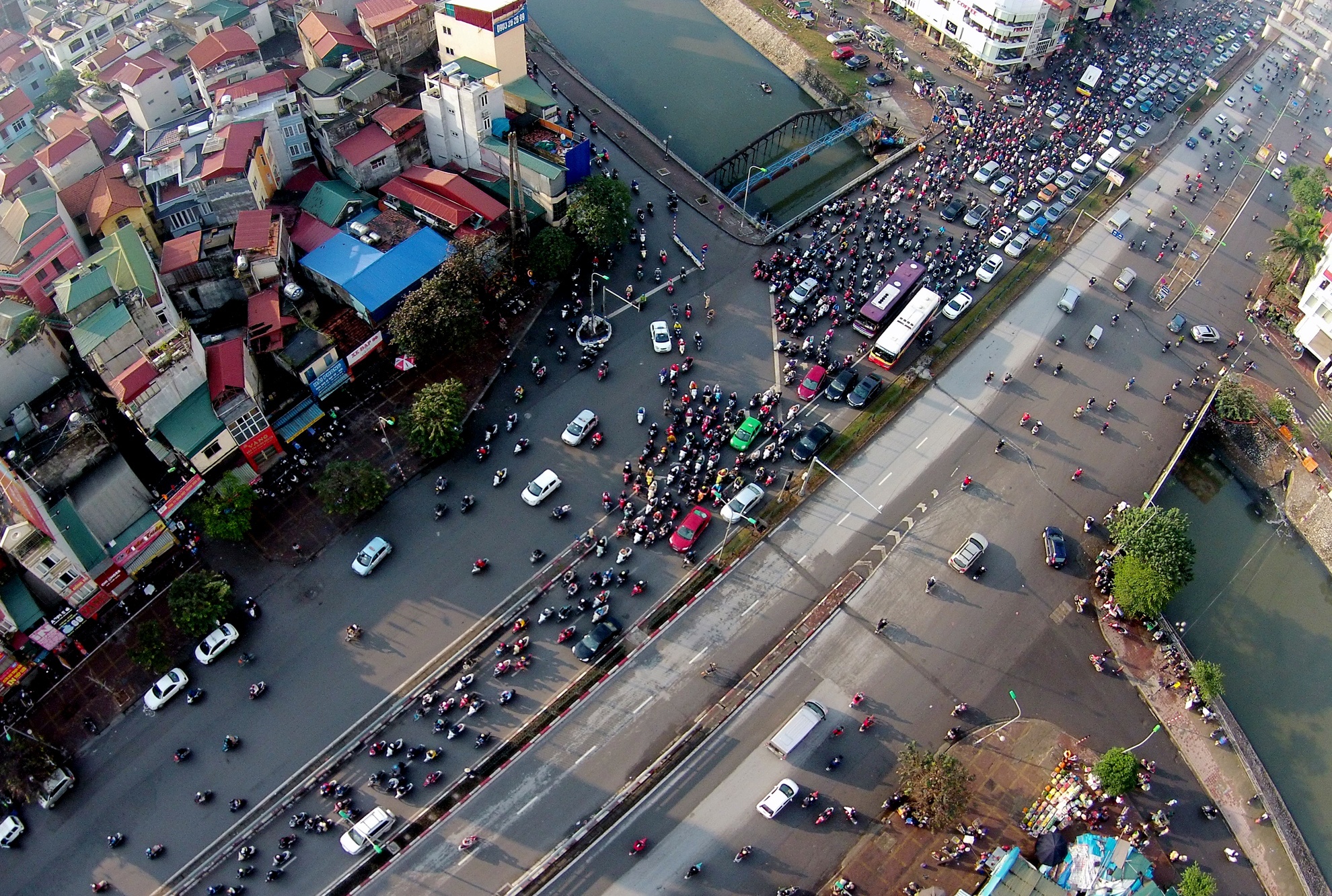 Van nan un tac kho hoa giai o nut giao canh Royal City hinh anh