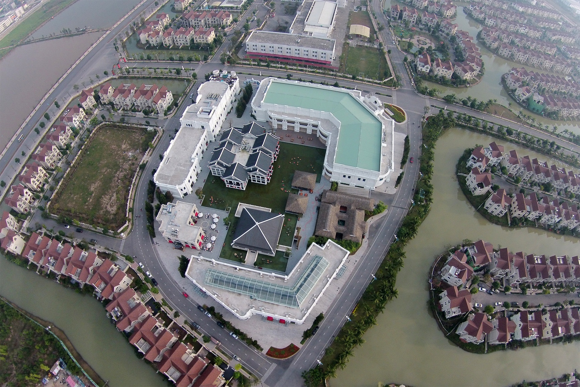 Khu an choi, tiec tung hoanh trang moi o Ha Noi hinh anh