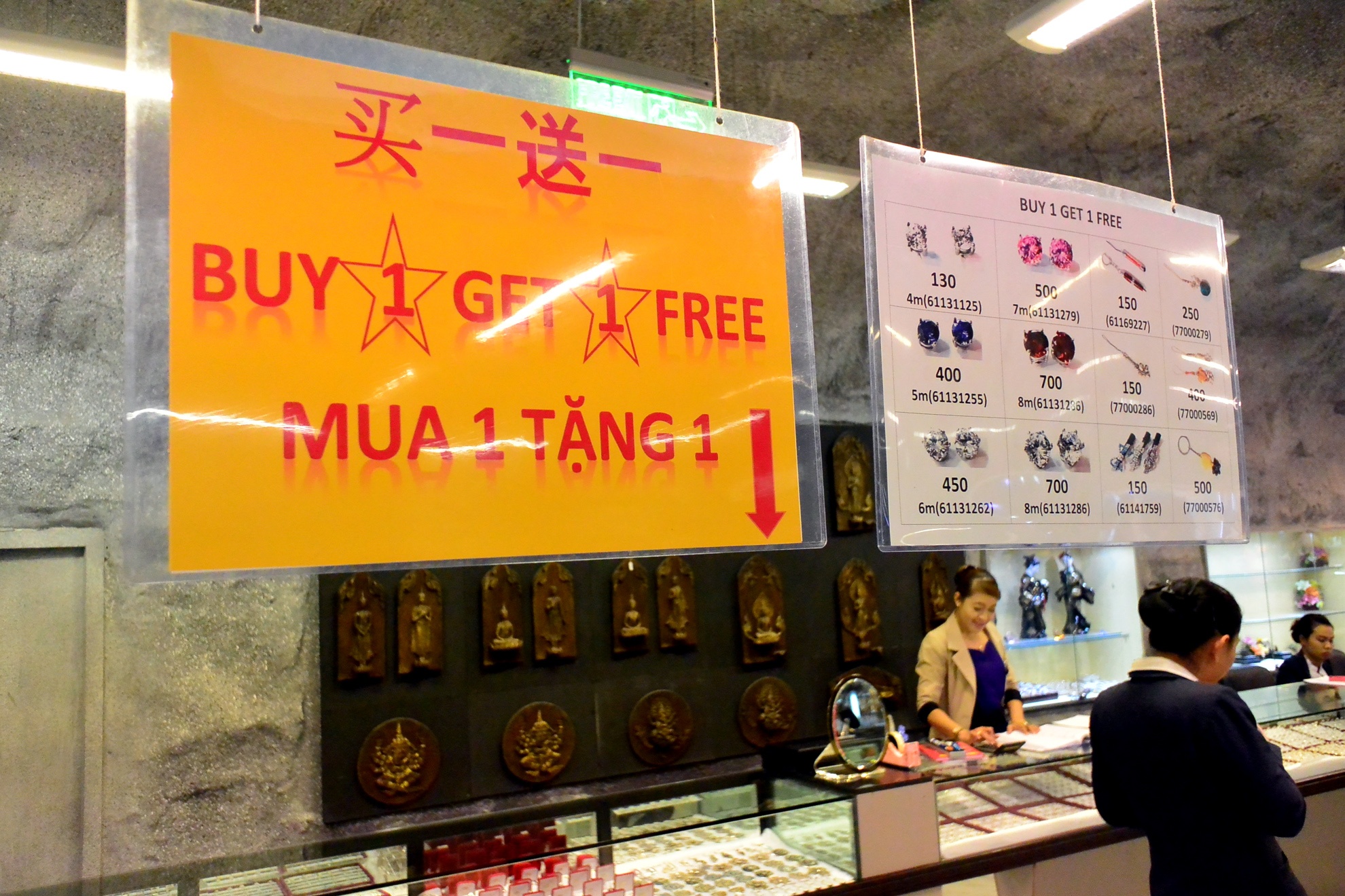 Bien bao tieng Viet tran ngap Thai Lan hinh anh