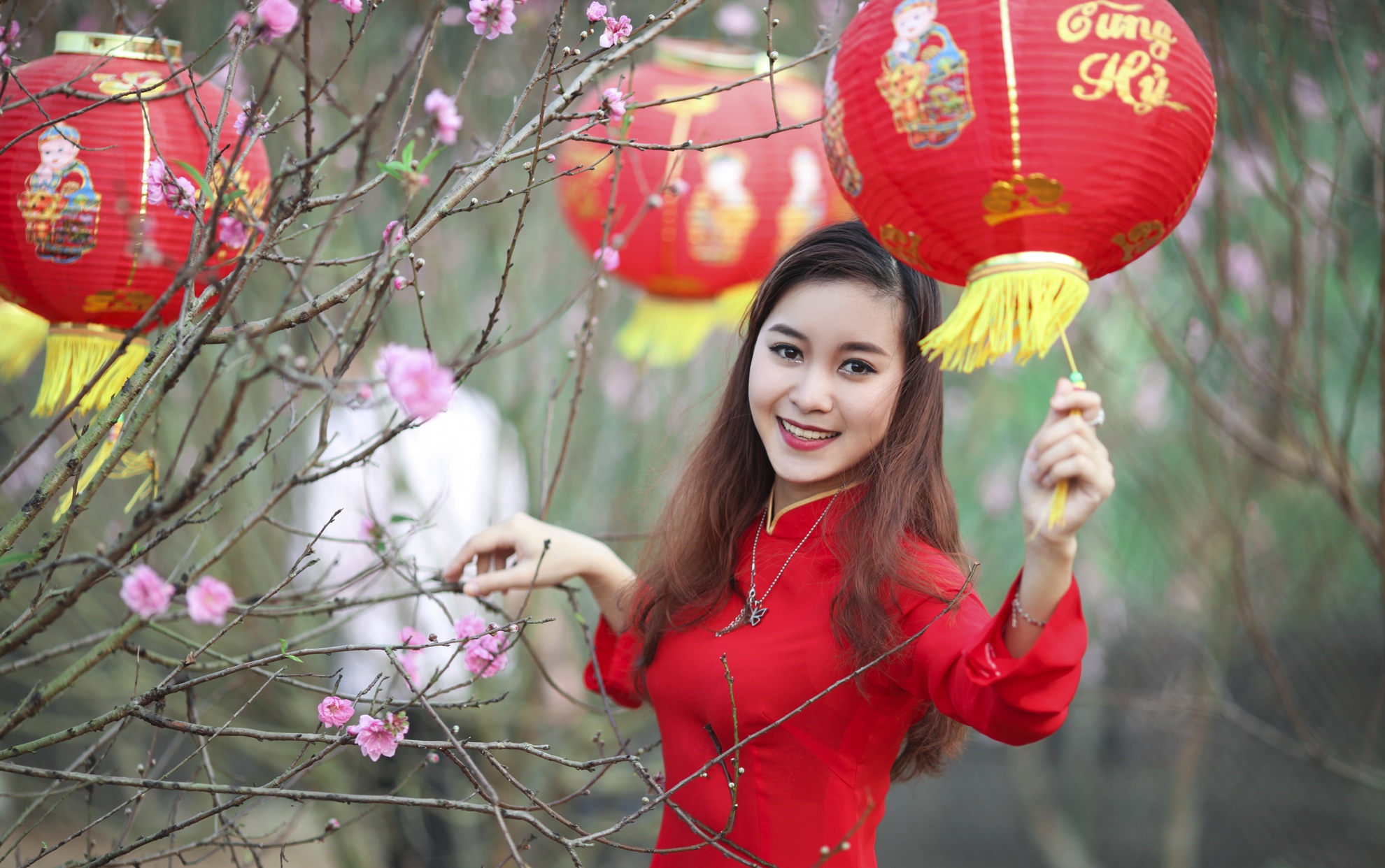 Hoa khoi xinh dep Thuy Chi e ap trong vuon dao hinh anh