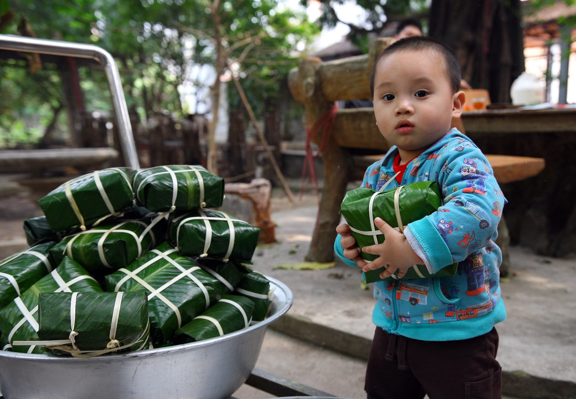 Ron rang goi banh chung truoc thoi khac buoc sang nam moi hinh anh