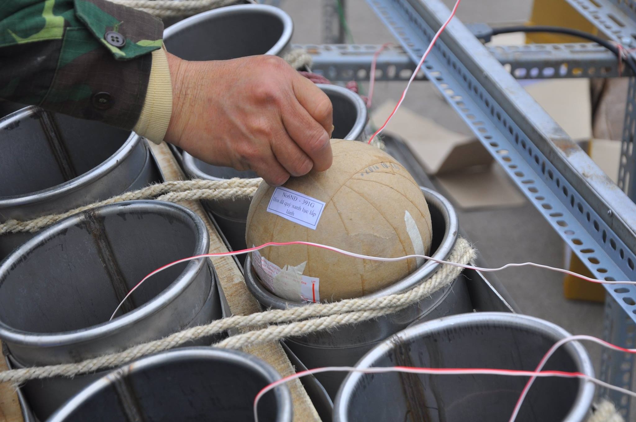 Tran dia phao ben cau Nhat Tan san sang don giao thua hinh anh