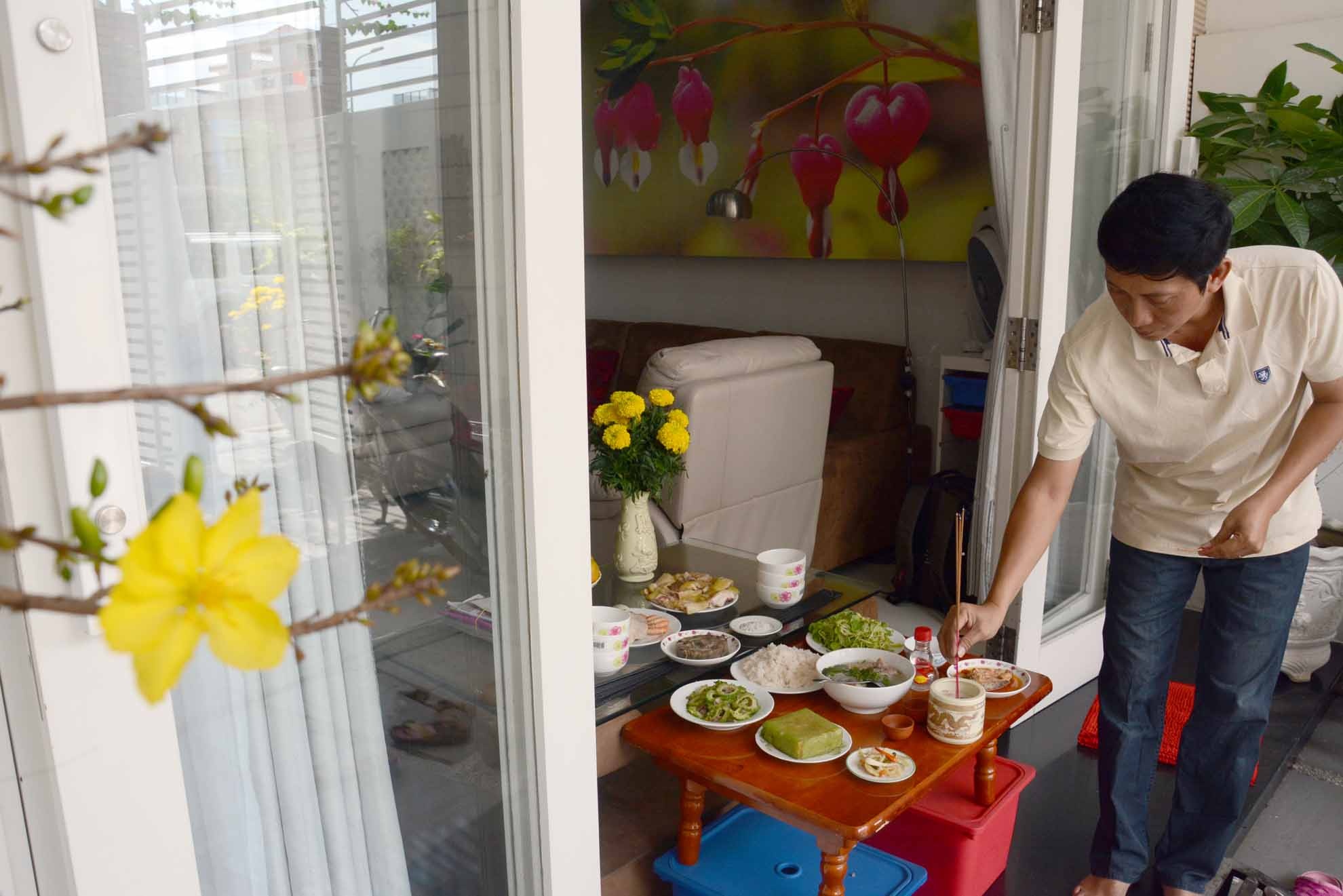 Khong khi chieu 30 Tet o Ha Noi, Sai Gon hinh anh