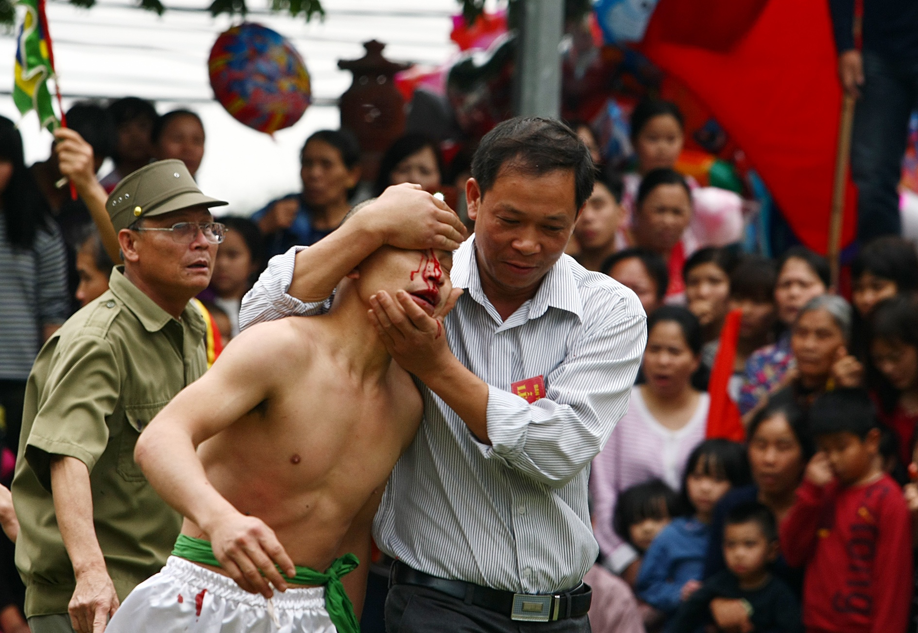 Trai Ha thanh do mau vi choi vat qua cau son hinh anh