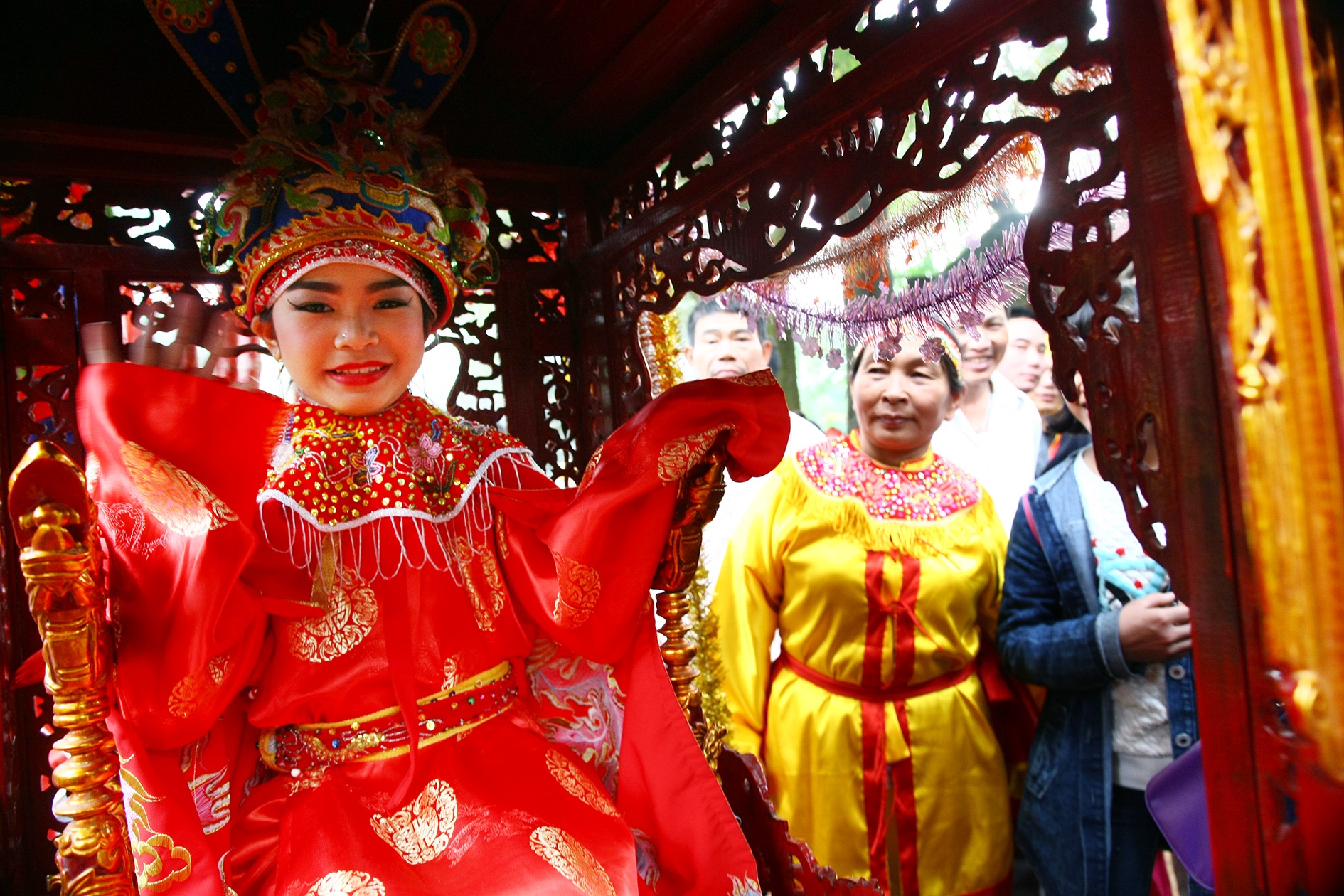 Co be 10 tuoi duoc ca lang goi 'Tuong ba' hinh anh