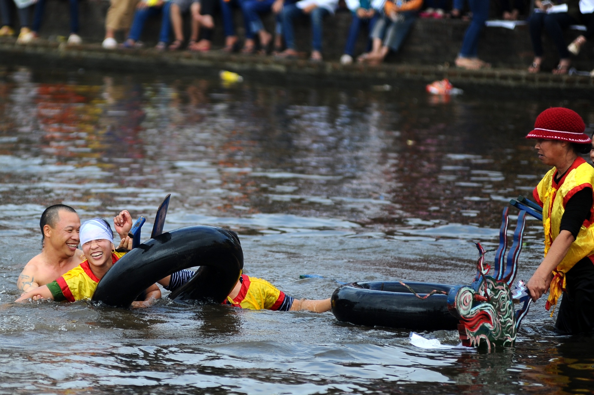 Dam thuyen vi thi dau thoi com, bat vit tren song hinh anh