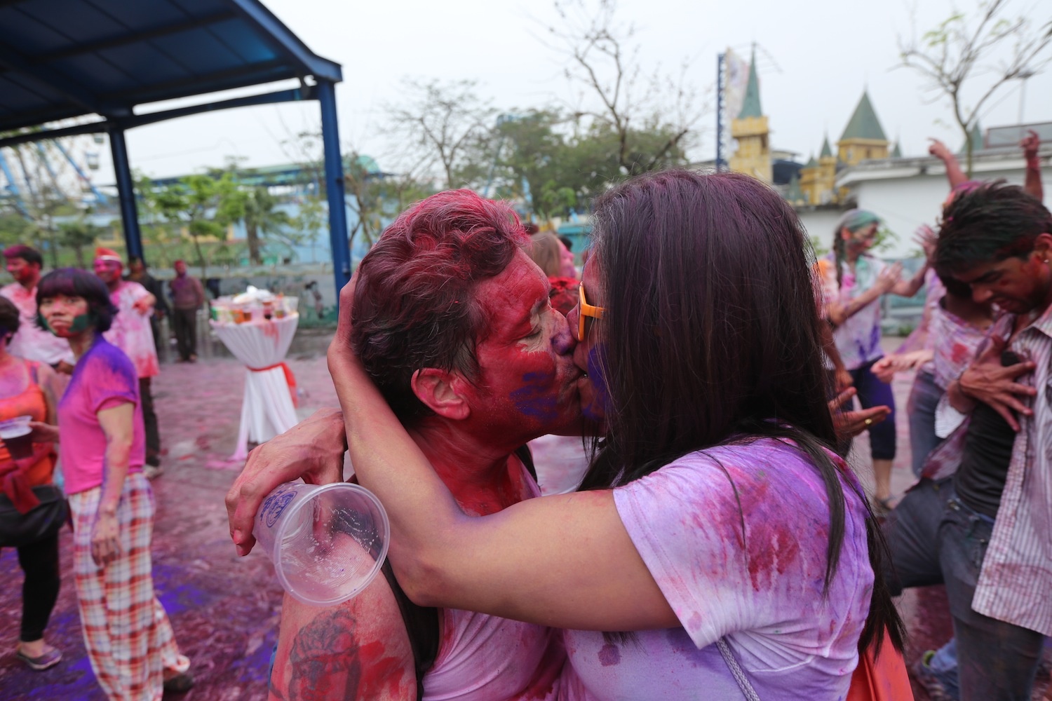 Hon nhau, nhay mua cuong nhiet trong le hoi mau tai Ha Noi hinh anh