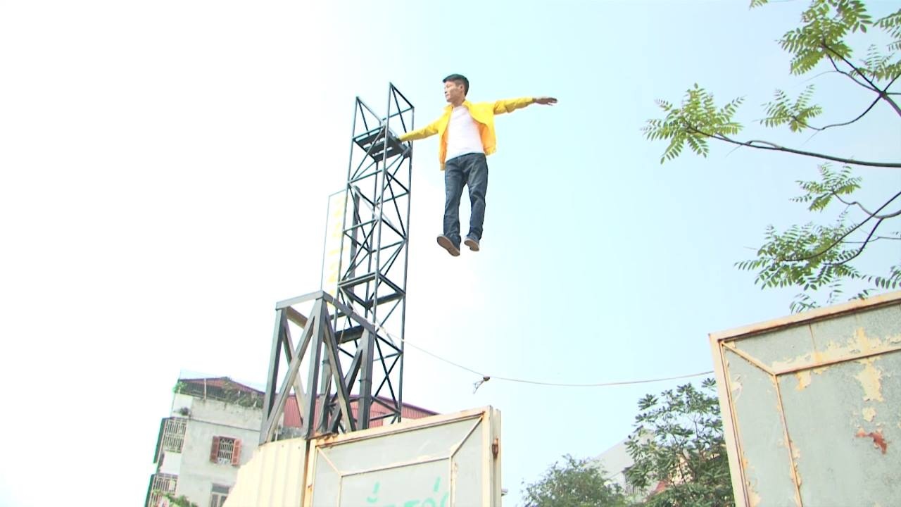 Thanh nien dung lo lung tren khong hinh anh