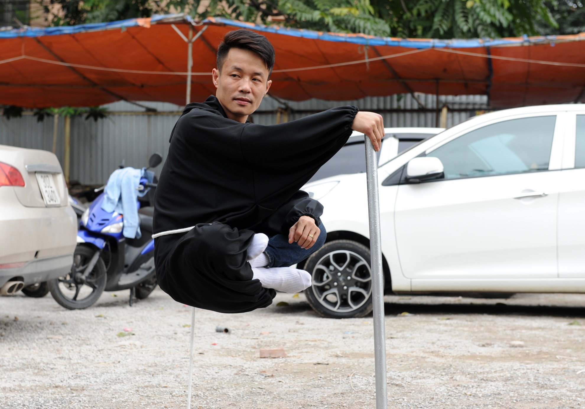 Ong chu bai oto o Ha Noi don tho, ngoi lo lung tren khong hinh anh