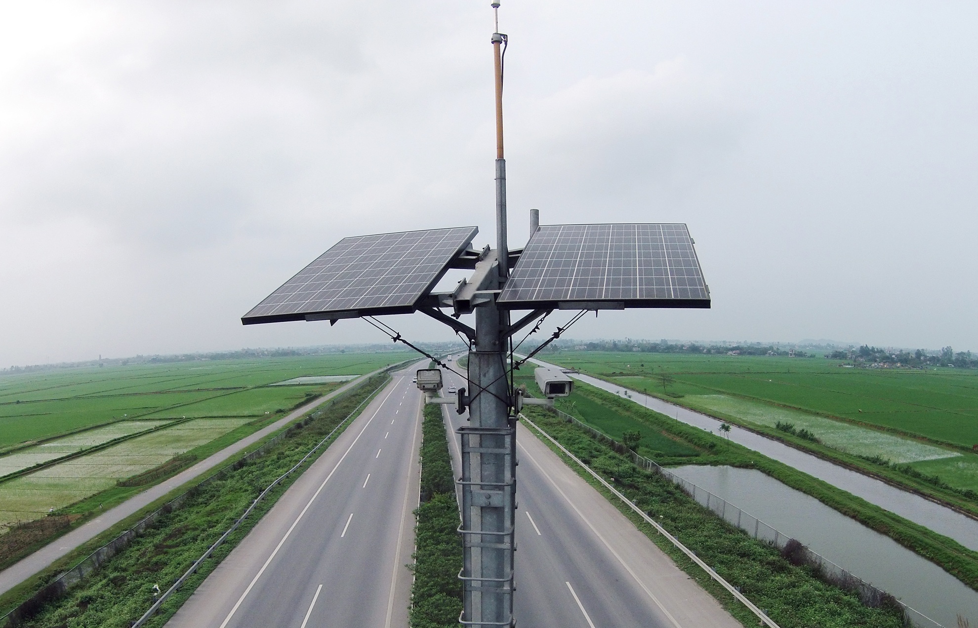 Toan canh cao toc dung he thong dem xe, do toc do thong minh hinh anh