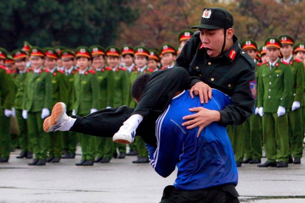 Canh sat tro tai kep co 'toi pham' hinh anh