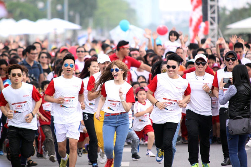 Andrea, Xuan Bac chay 'dua' cung 7000 nguoi hinh anh