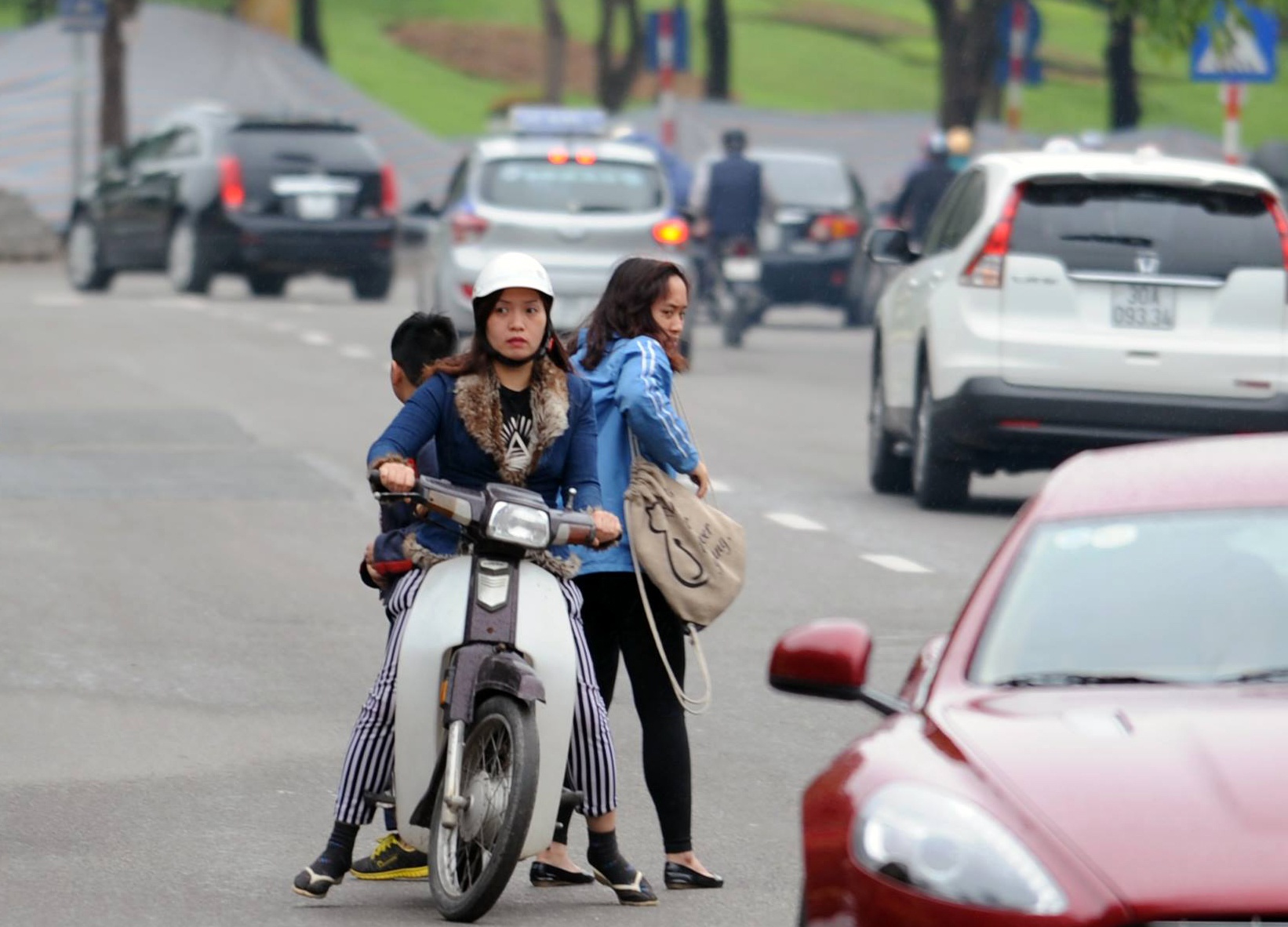 Phụ huynh cho con xuống giữa đường để tránh cảnh sát.