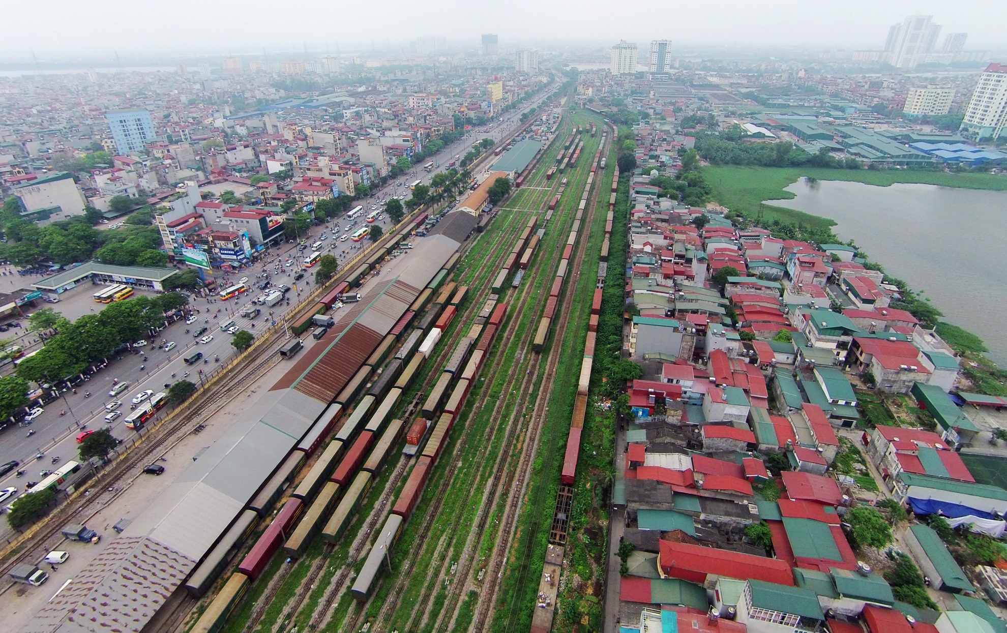 Tuyen duong sat xuyen noi do nhin tu camera bay hinh anh