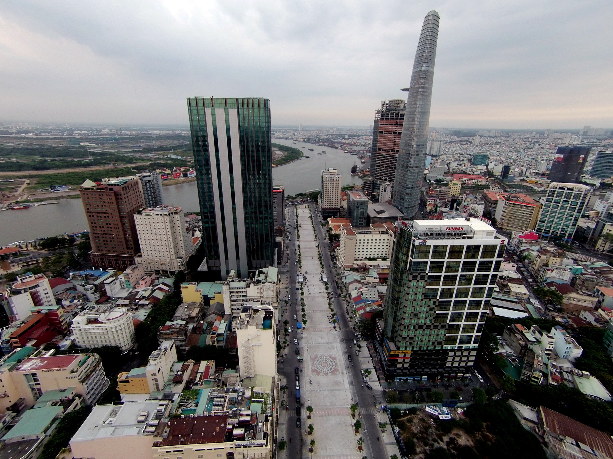 Cong trinh quang truong moi nhat Sai Gon gap rut hoan thien hinh anh