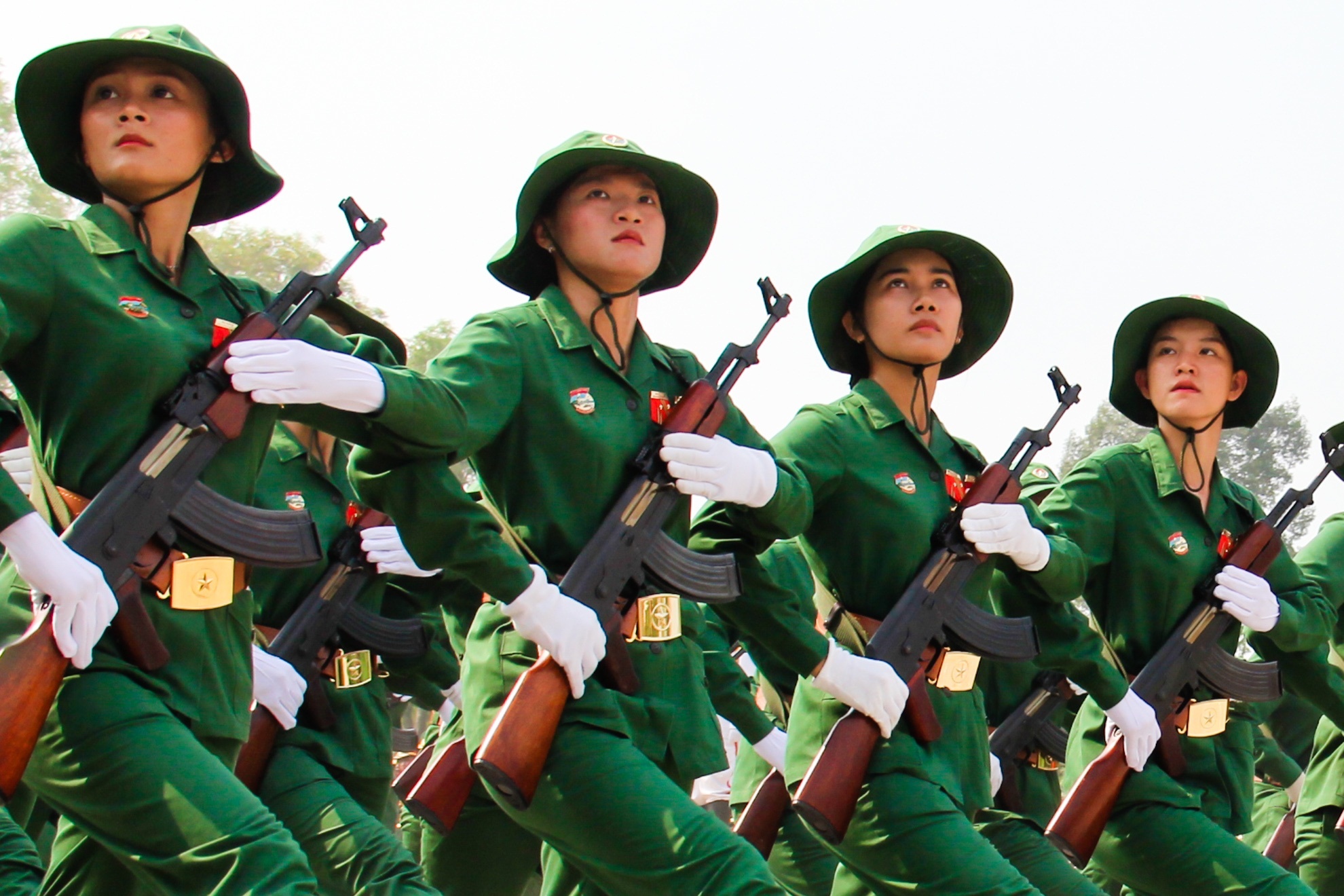 Tong duyet dieu binh tren duong pho Sai Gon hinh anh