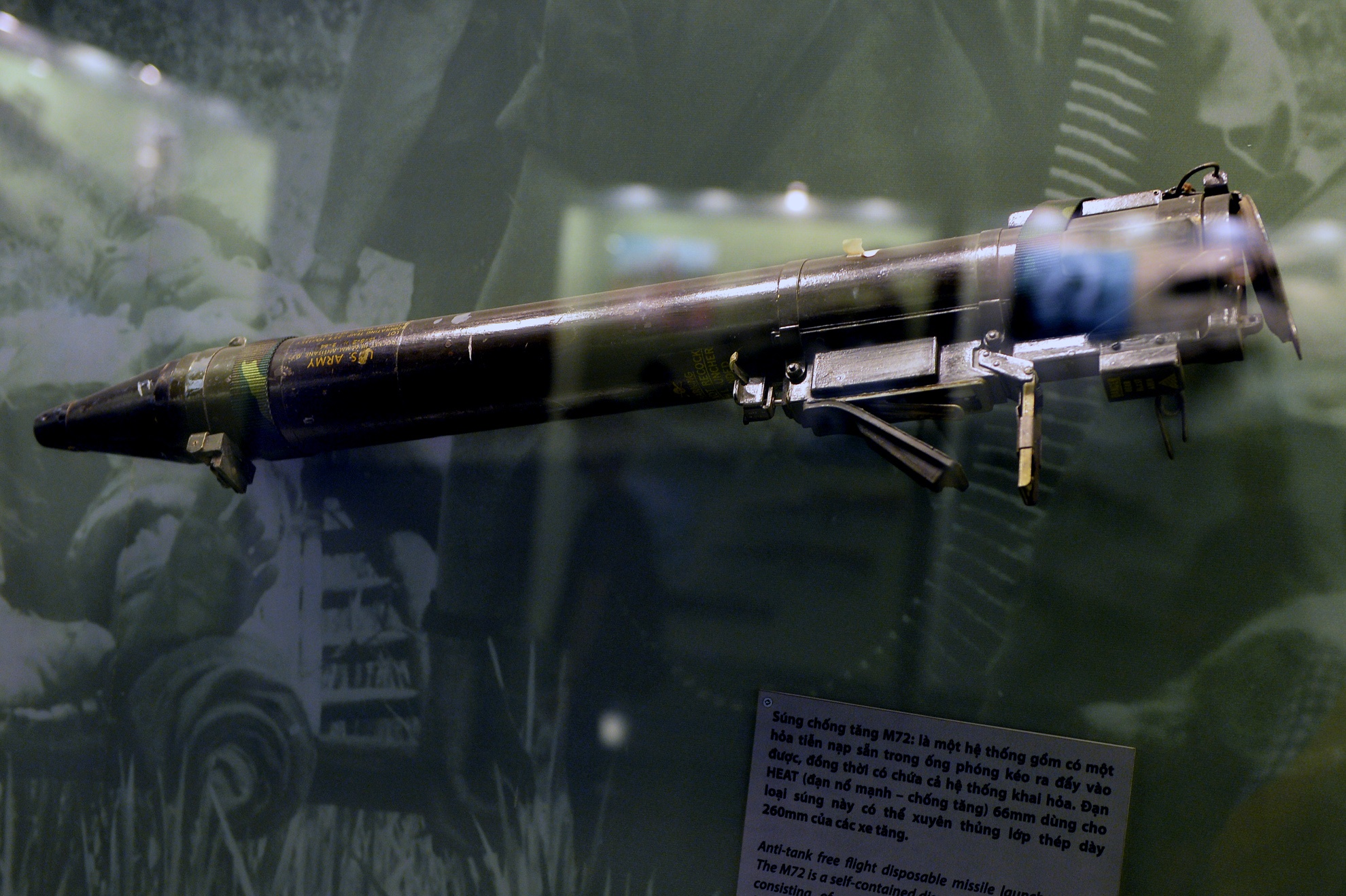 Súng chống tăng M72: Là một hệ thống gồm có một hỏa tiễn nạp sẵn trong ống phóng kéo ra, đẩy vào được, đồng thời có chứa cả hệ thống khai hỏa. Đạn HEAT (đạn nổ mạnh - chống tăng) 66 mm dùng cho loại súng này có thể xuyên thủng lớp thép dày 260 mm của các xe tăng.