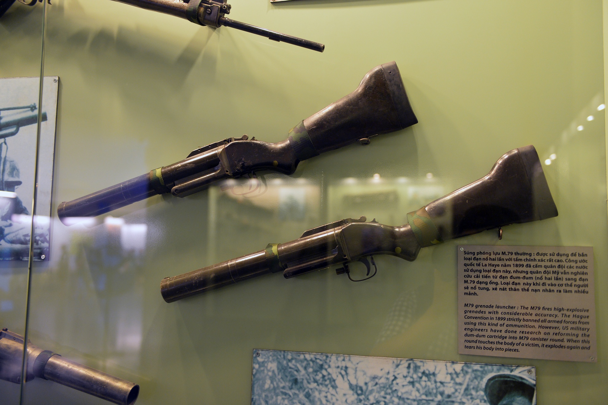 M79 dùng để bắn loại đạn nổ hai lần với tầm chính xác rất cao. Công ước quốc tế La Haye năm 1899 đã cấm quân đội các nước sử dụng loại đạn này. Tuy nhiên quân đội Mỹ vẫn nghiên cứu cải tiến từ đạn đum-đum (nổ hai lần) sang đạn M.79 dạng ống. Đạn này khi đi vào cơ thể người sẽ nổ tung, xé nát thân thể nạn nhân ra làm nhiều mảnh.