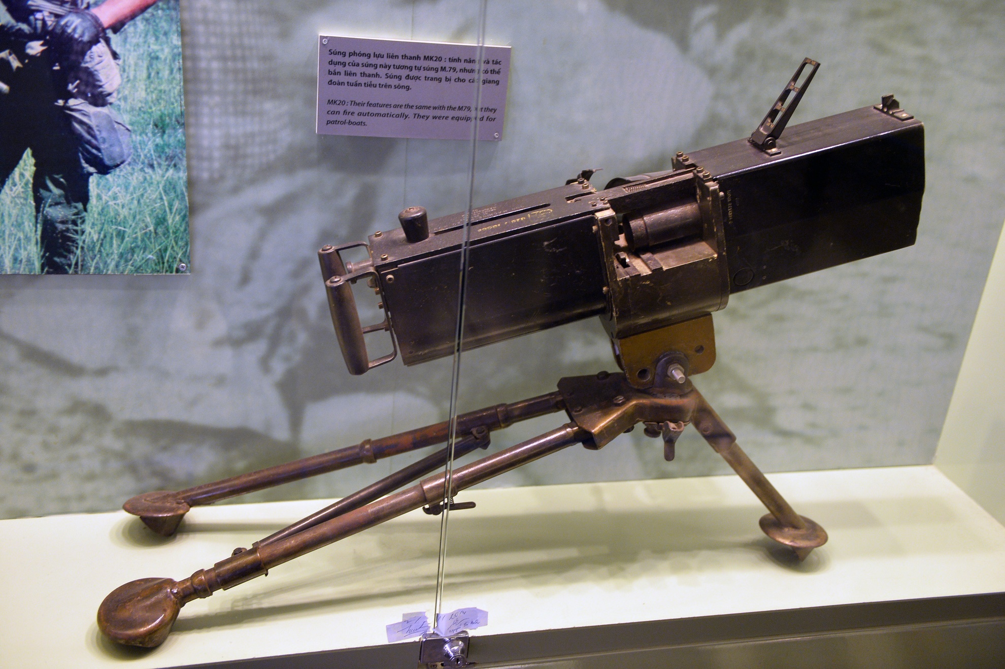 Súng phóng lựu liên thanh MK20. Tính năng tương tự M.79 nhưng có thể bắn liên thanh. Súng này được trang bị cho các giang đoàn tuần tiễu trên sông.