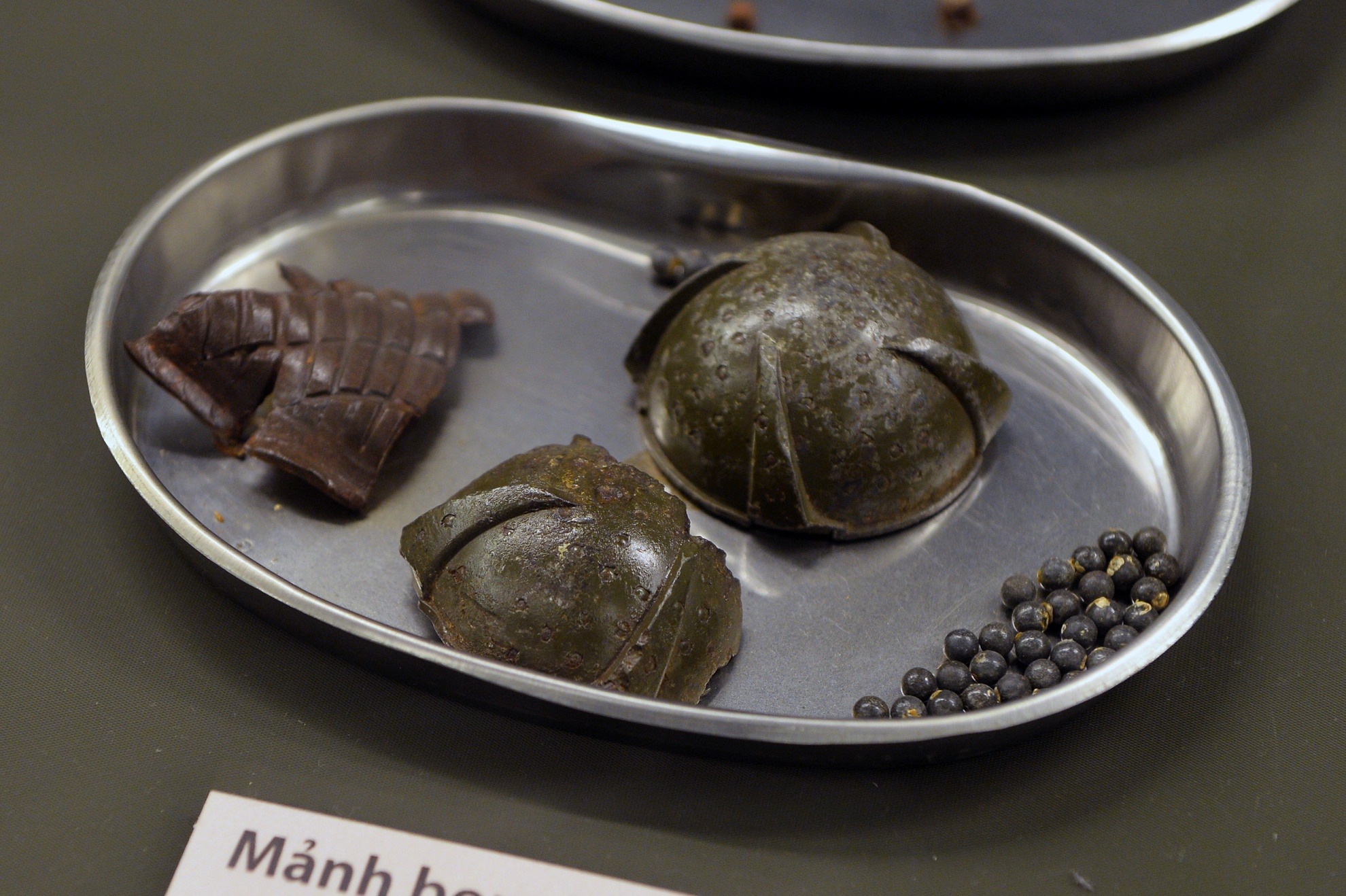 Mảnh bom bi hình cầu.