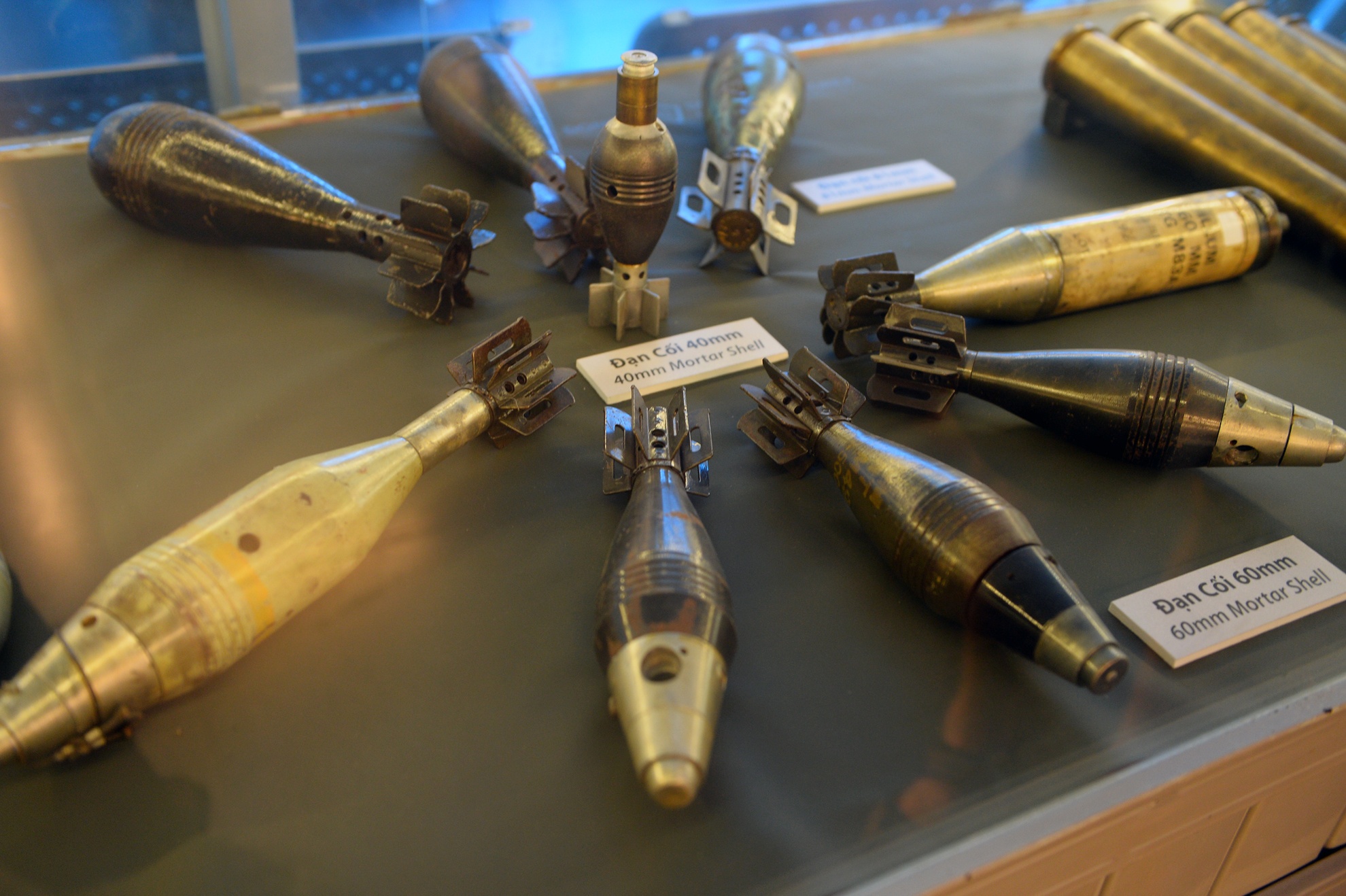 Đạn cối 40 mm và 60 mm.