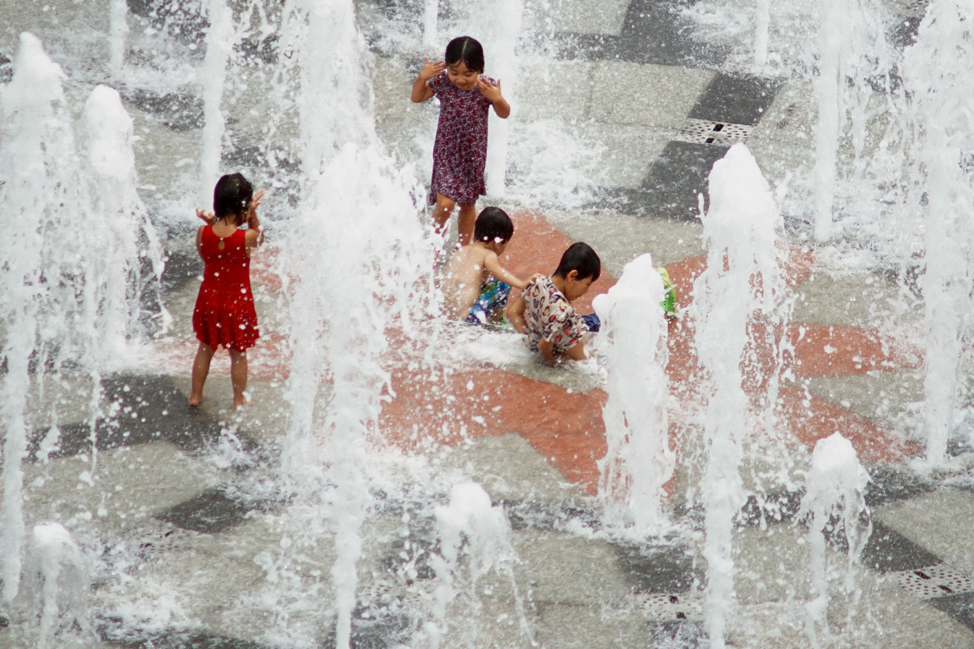 No gion giua dai phun nhac nuoc pho di bo Sai Gon hinh anh