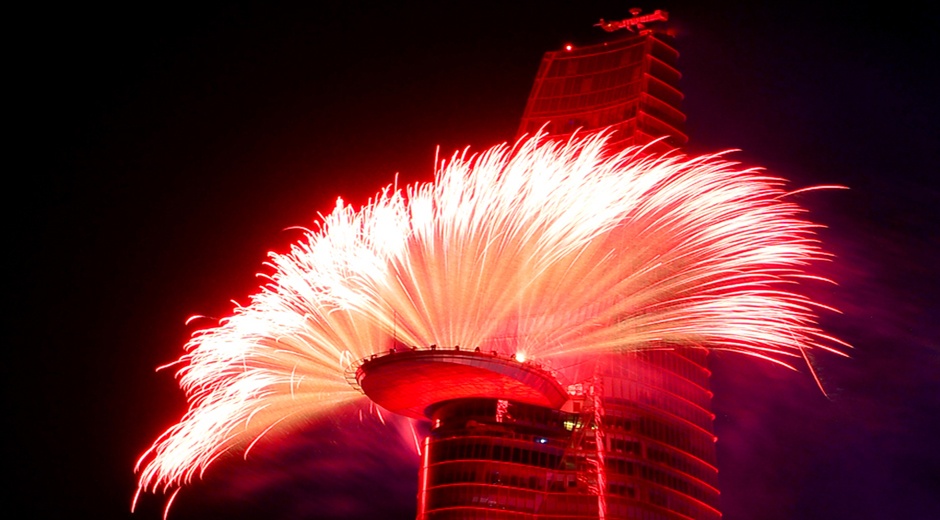 Man phao hoa nghe thuat 3 tang trong dem o Sai Gon hinh anh