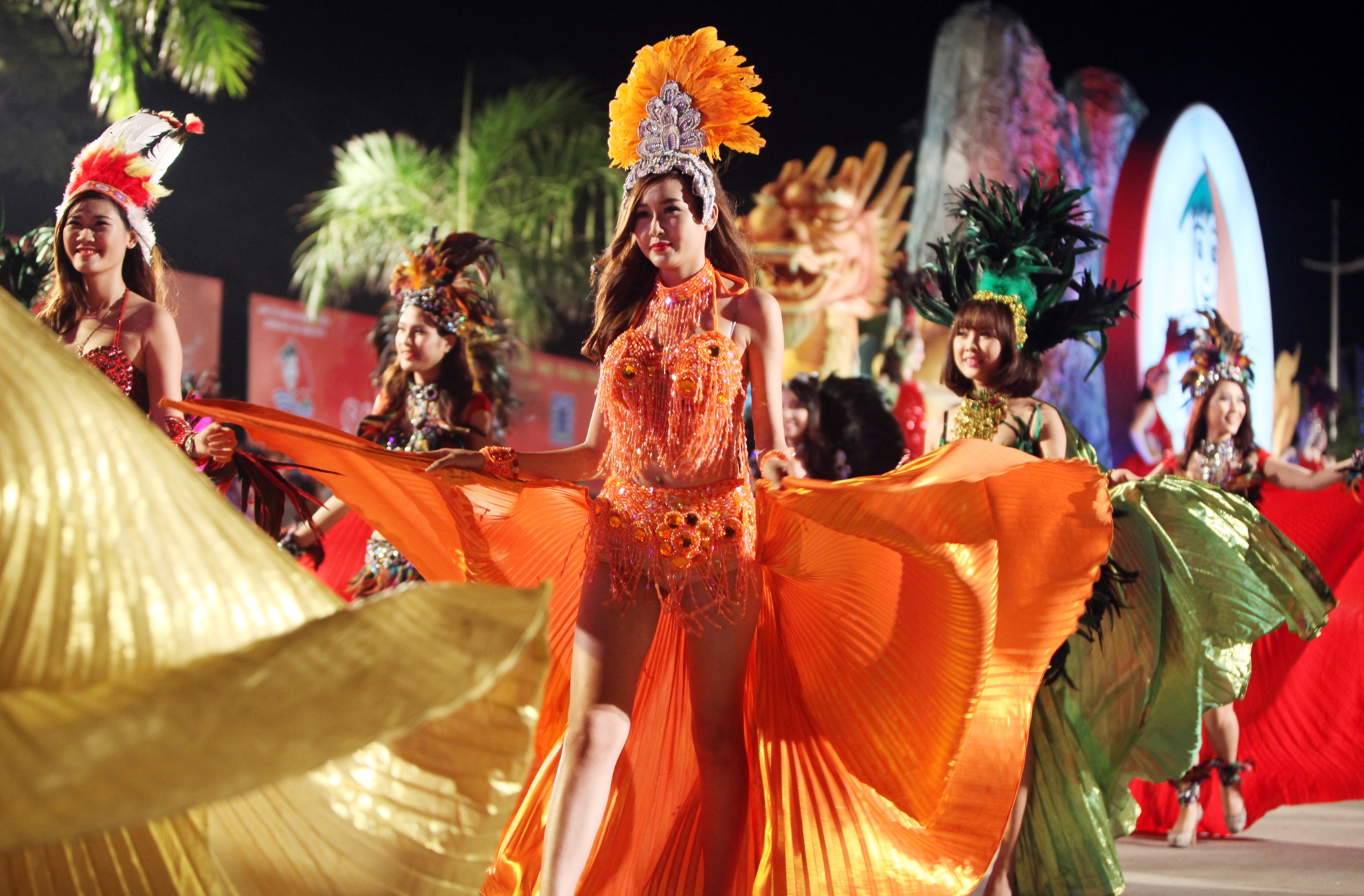 Hang nghin nguoi tham du dem hoi Carnaval Ha Long hinh anh