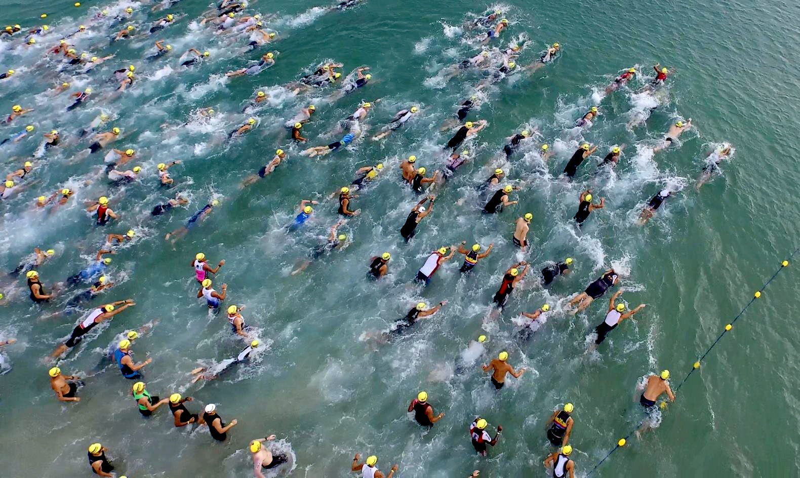 Gan nghin nguoi thi boi tren bien Da Nang hinh anh