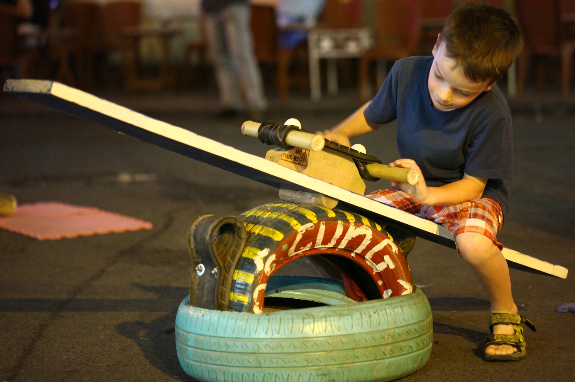 San choi 'dong nat' giua pho co Ha Noi hinh anh