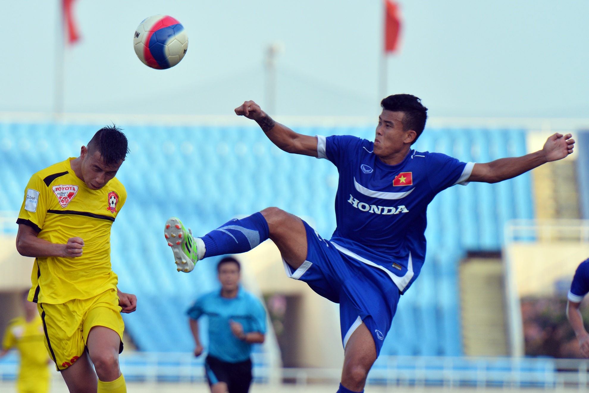 Nhung pha bong khong chien giua U23 Viet Nam va Hai Phong hinh anh