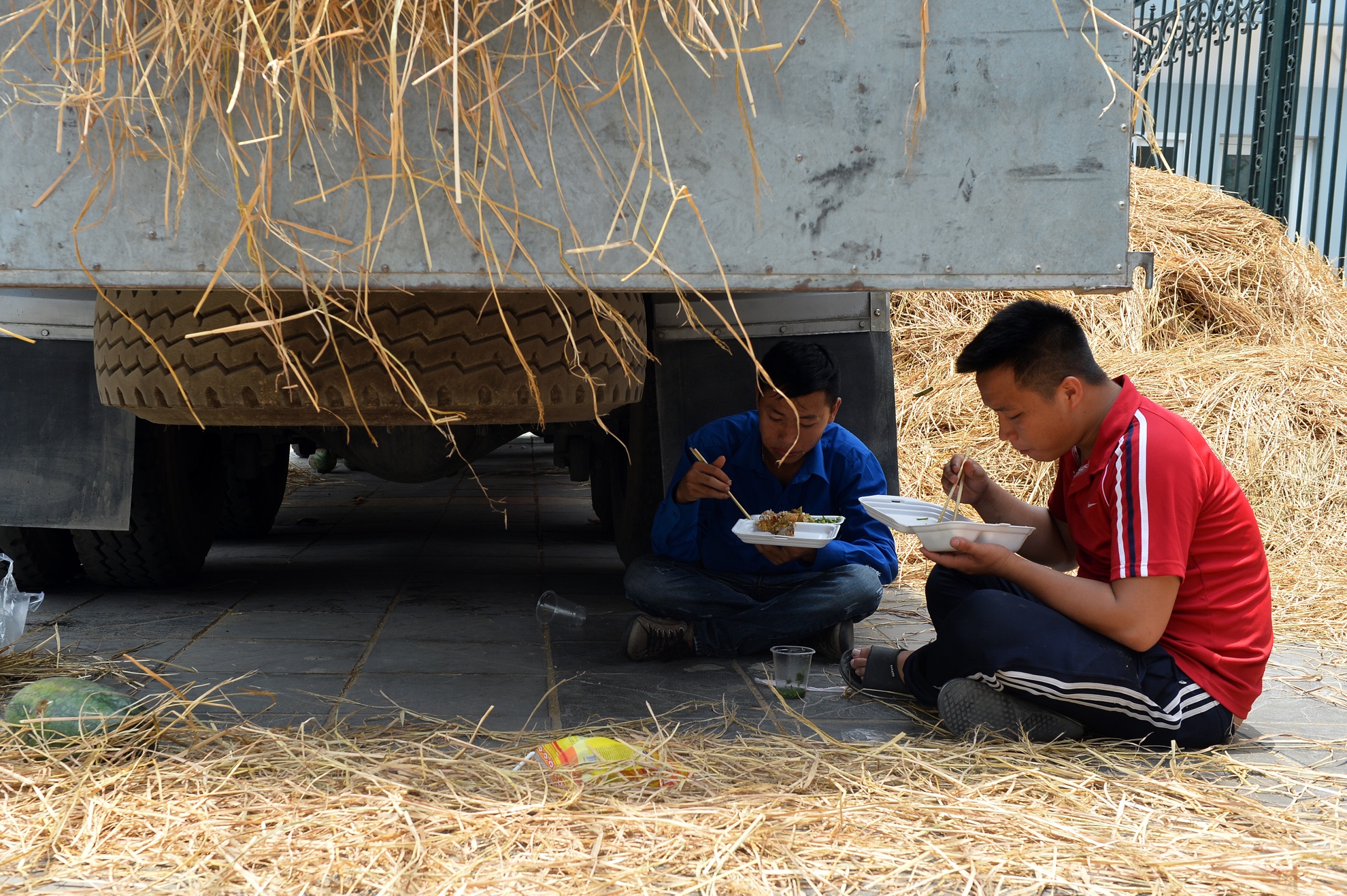 Nhung canh tranh nang nong 37 do C giua thu do hinh anh