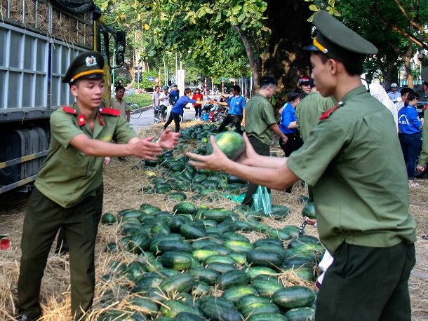 Sinh vien An ninh ban dua hau trong nang nong 37 do hinh anh